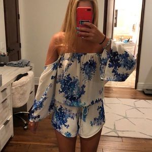 FLOWY OFF THE SHOULDER ROMPER SIZE Medium